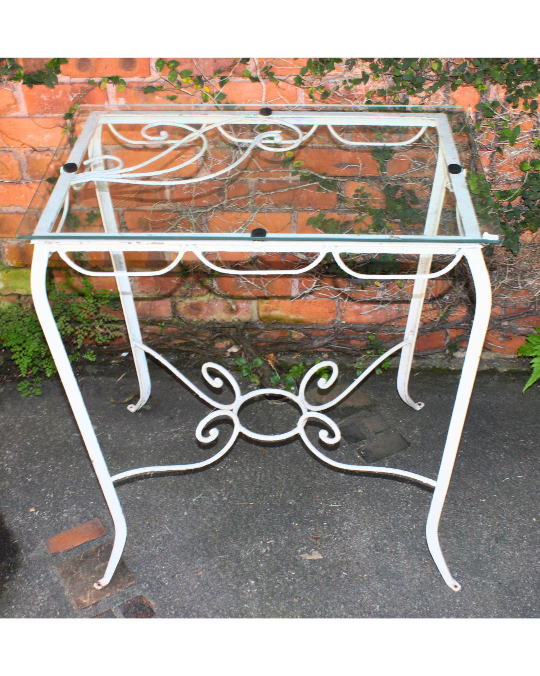 Mesa Lateral / Aparador Vintage em Ferro Branco Trabalhado com Tampo de Vidro