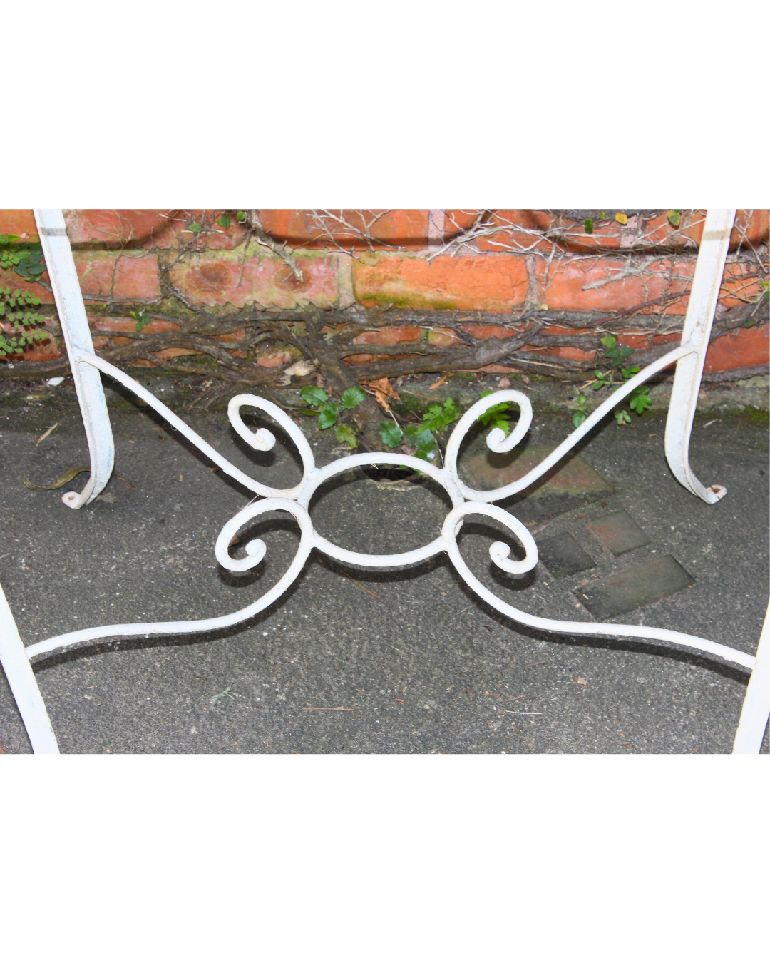 Mesa Lateral / Aparador Vintage em Ferro Branco Trabalhado com Tampo de Vidro