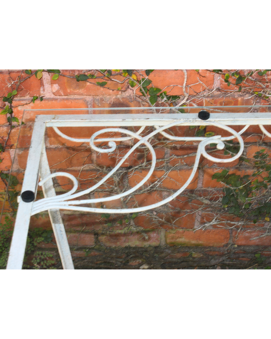 Mesa Lateral / Aparador Vintage em Ferro Branco Trabalhado com Tampo de Vidro