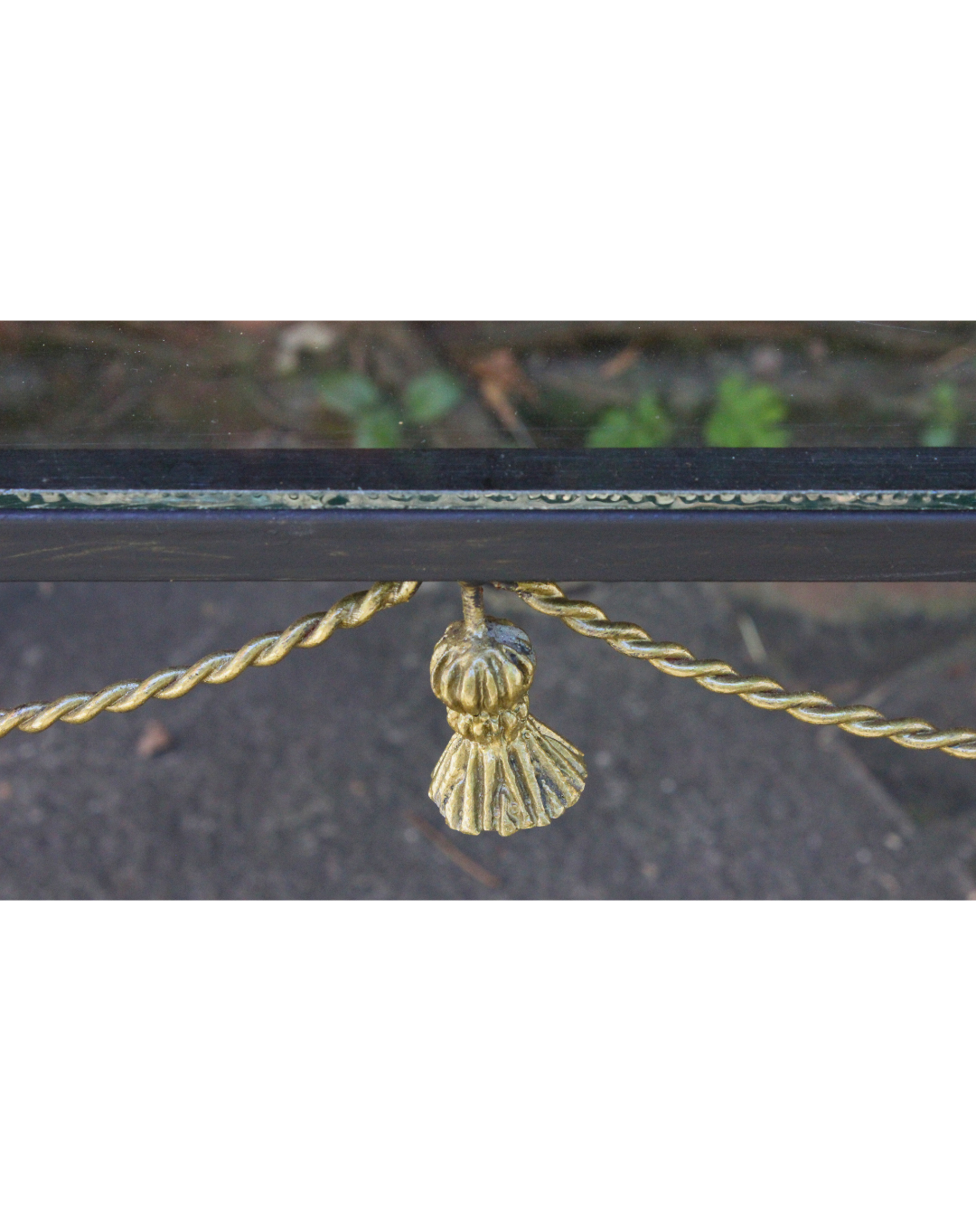 Mesa de Centro / Lateral Baixa em Ferro Preto com Vidro e Detalhe Clássico Dourado