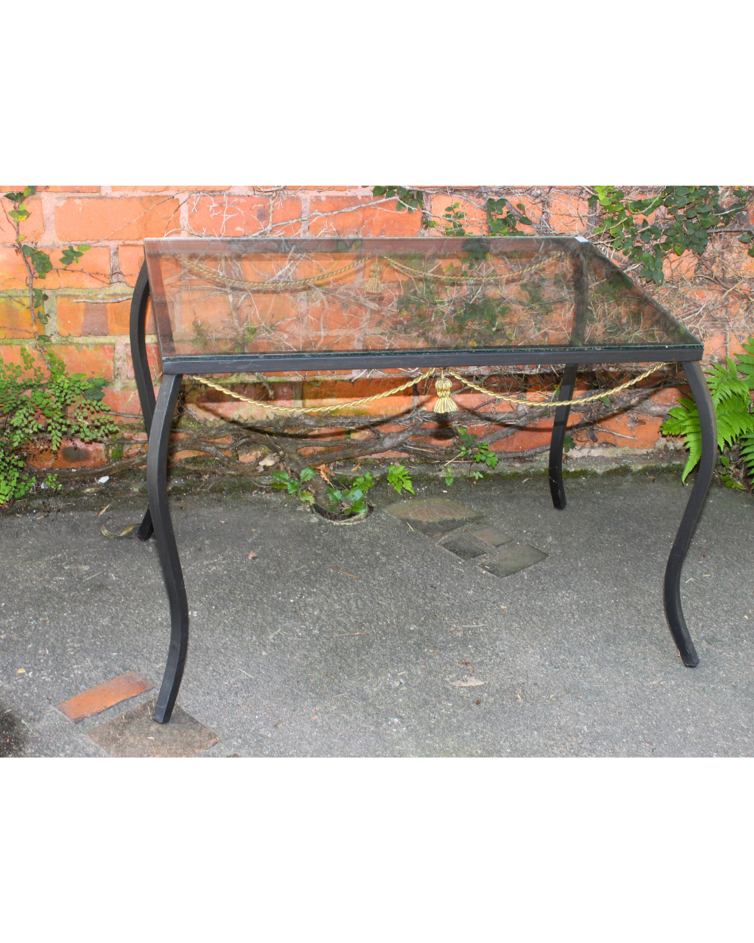 Mesa de Centro / Lateral Baixa em Ferro Preto com Vidro e Detalhe Clássico Dourado