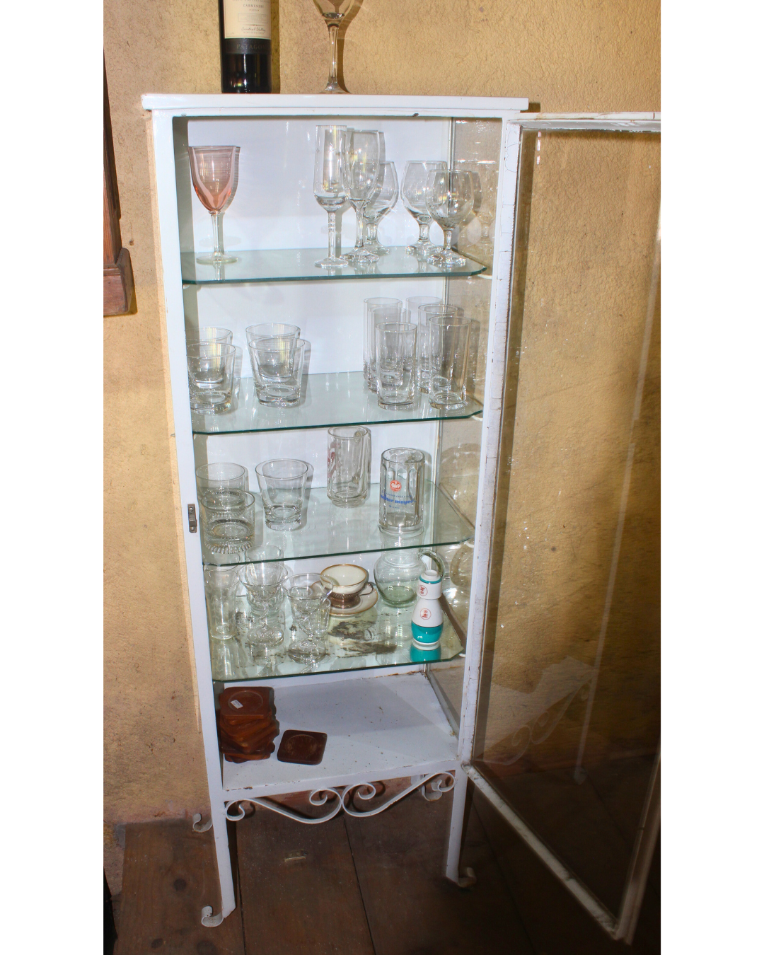 Cristaleira / Armarinho Vitrine Vintage em Metal Branco com Prateleiras de Vidro