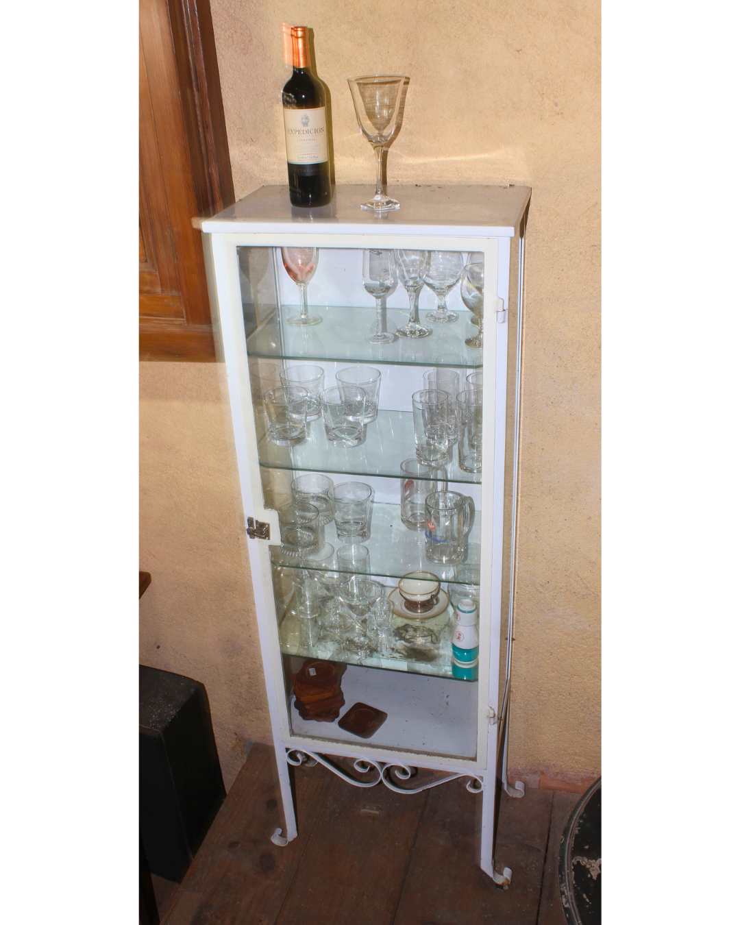 Cristaleira / Armarinho Vitrine Vintage em Metal Branco com Prateleiras de Vidro