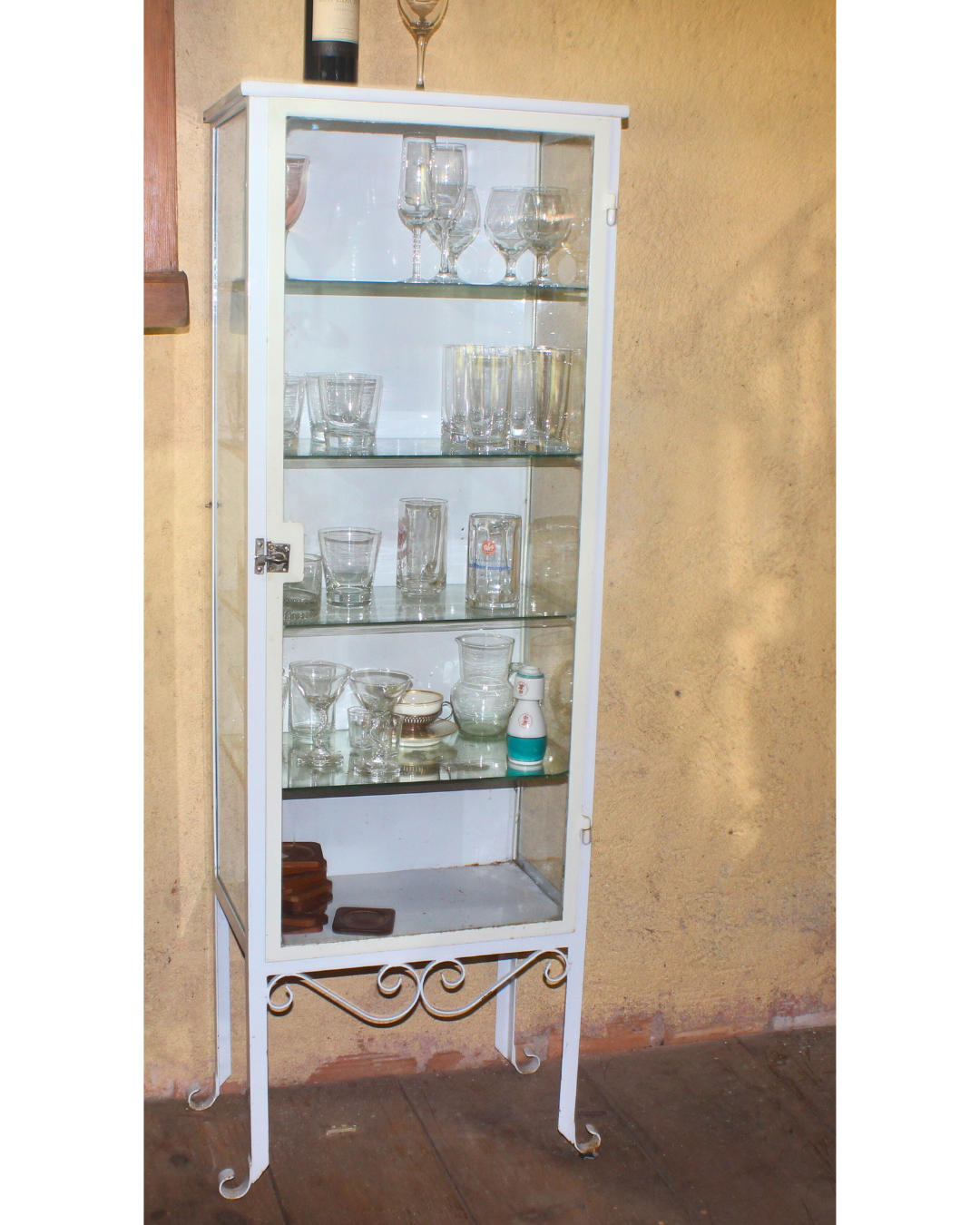 Cristaleira / Armarinho Vitrine Vintage em Metal Branco com Prateleiras de Vidro