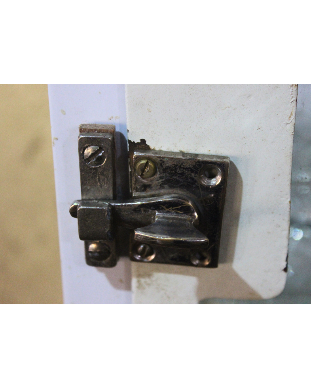 Cristaleira / Armarinho Vitrine Vintage em Metal Branco com Prateleiras de Vidro