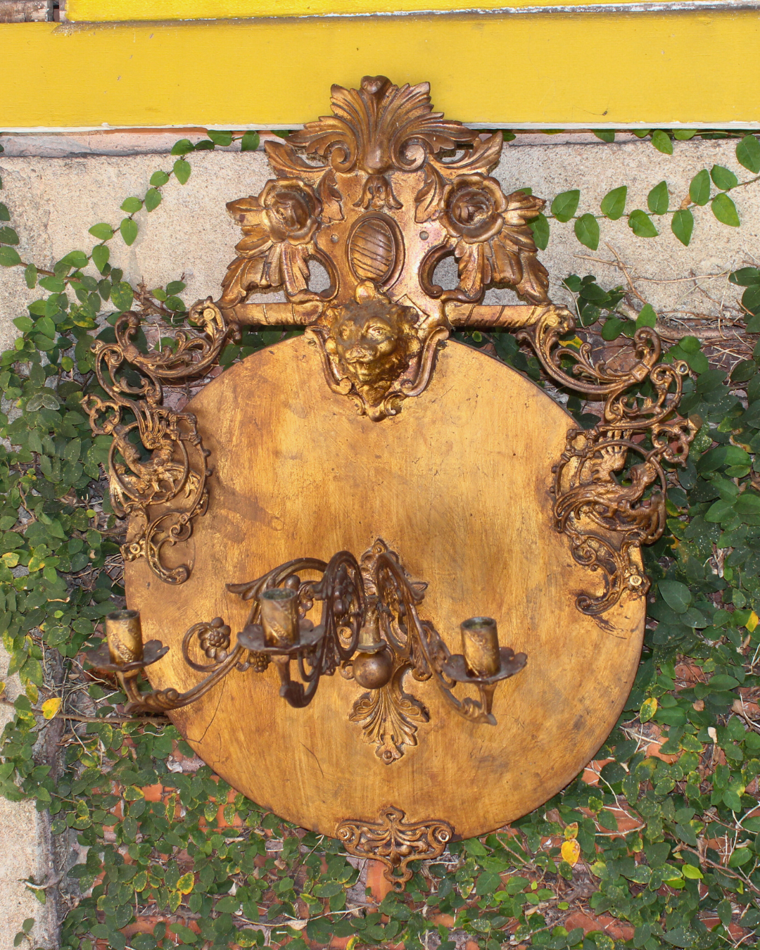  Par de Arandelas Castiçais Antigas em Madeira e Metal Entalhado Dourado - Estilo Barroco/Rococó