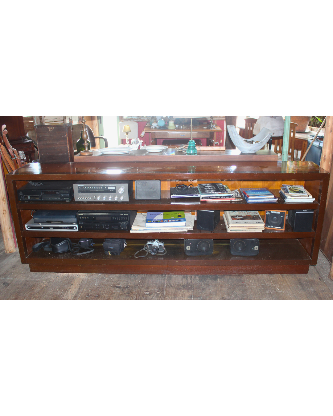 Rack / Aparador Baixo Minimalista em Madeira Maciça - 2.40m com Prateleiras Amplas