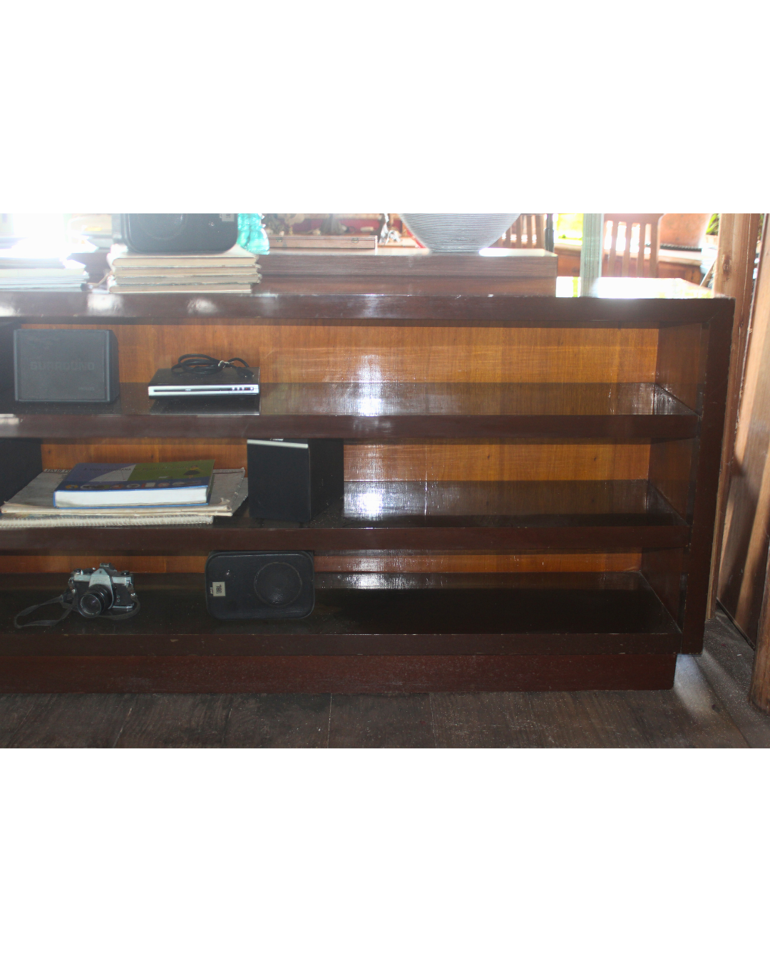Rack / Aparador Baixo Minimalista em Madeira Maciça - 2.40m com Prateleiras Amplas
