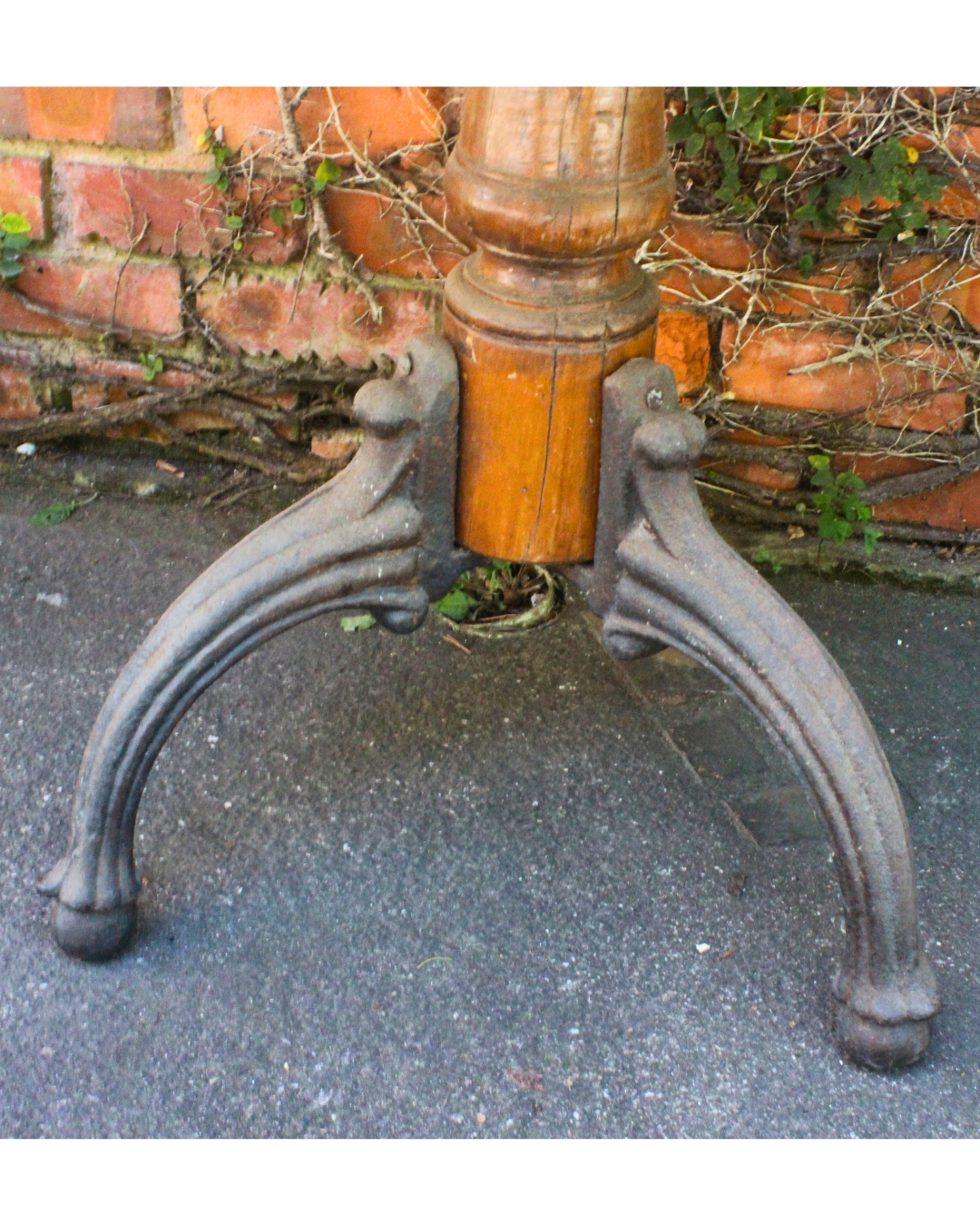  Mesa Lateral Sextavada em Pinho de Riga e Ferro Fundido