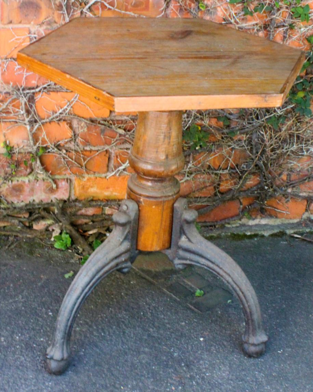  Mesa Lateral Sextavada em Pinho de Riga e Ferro Fundido