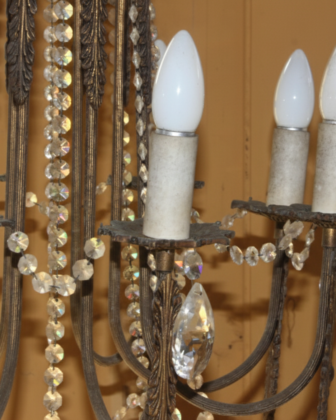 Lustre Vintage de Ferro Ornamentado com Cristais e 8 Lâmpadas - Brilho Clássico para Seu Ambiente