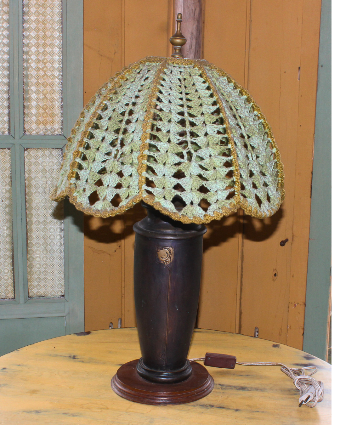 Abajur de Mesa Vintage em Metal Patinado com Base em Madeira e Cúpula Artesanal de Crochê (ou Tricô) - Elegância e Aconchego