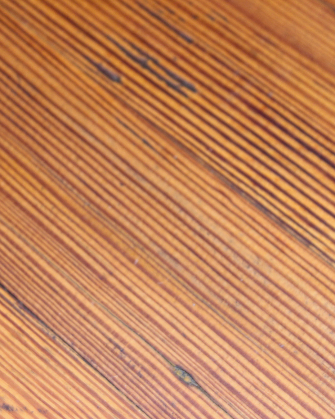 Mesa de Canto Oitavada Vintage em Pinho de Riga e Base de Ferro Fundido