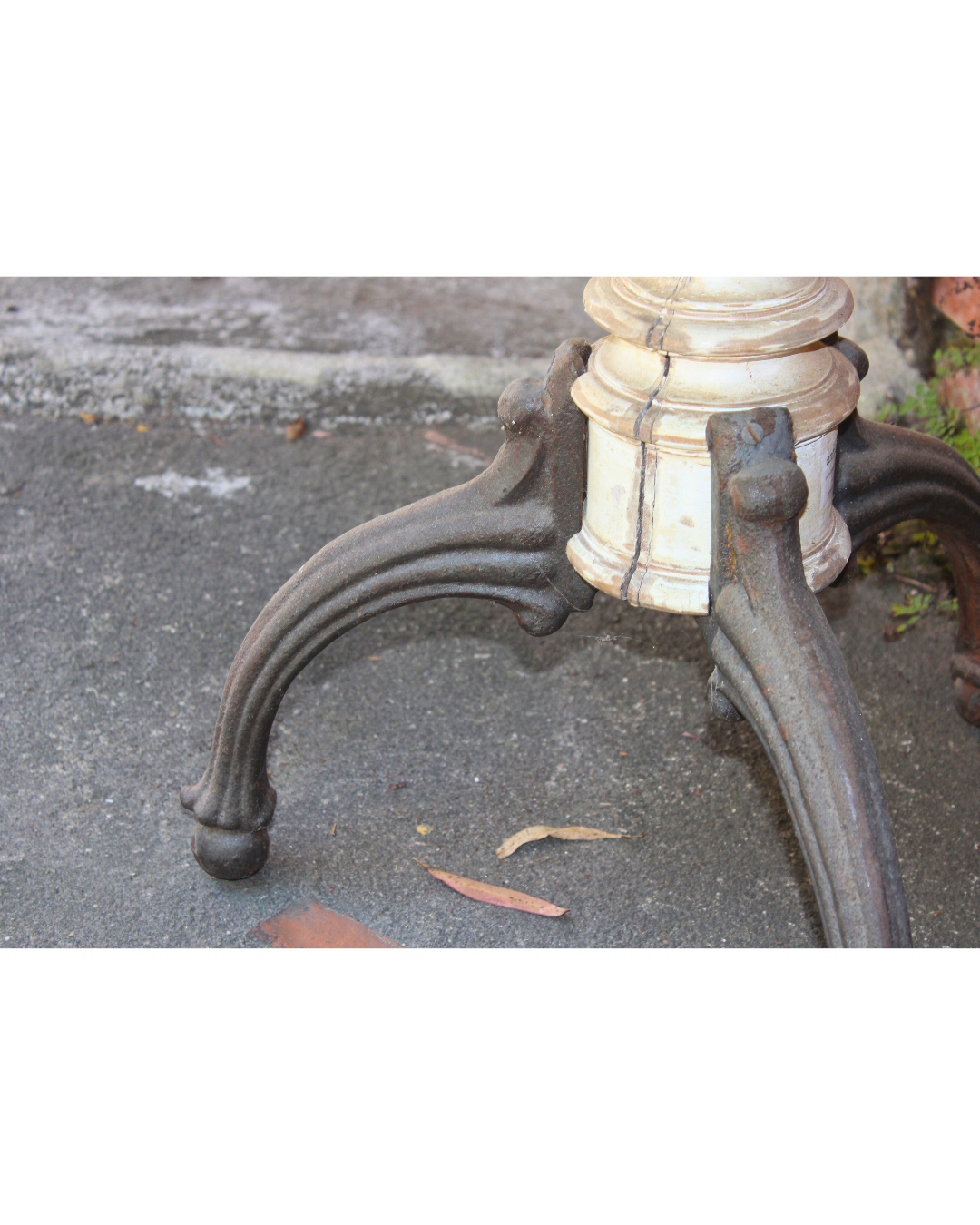 Mesa de Canto Oitavada Vintage em Pinho de Riga e Base de Ferro Fundido