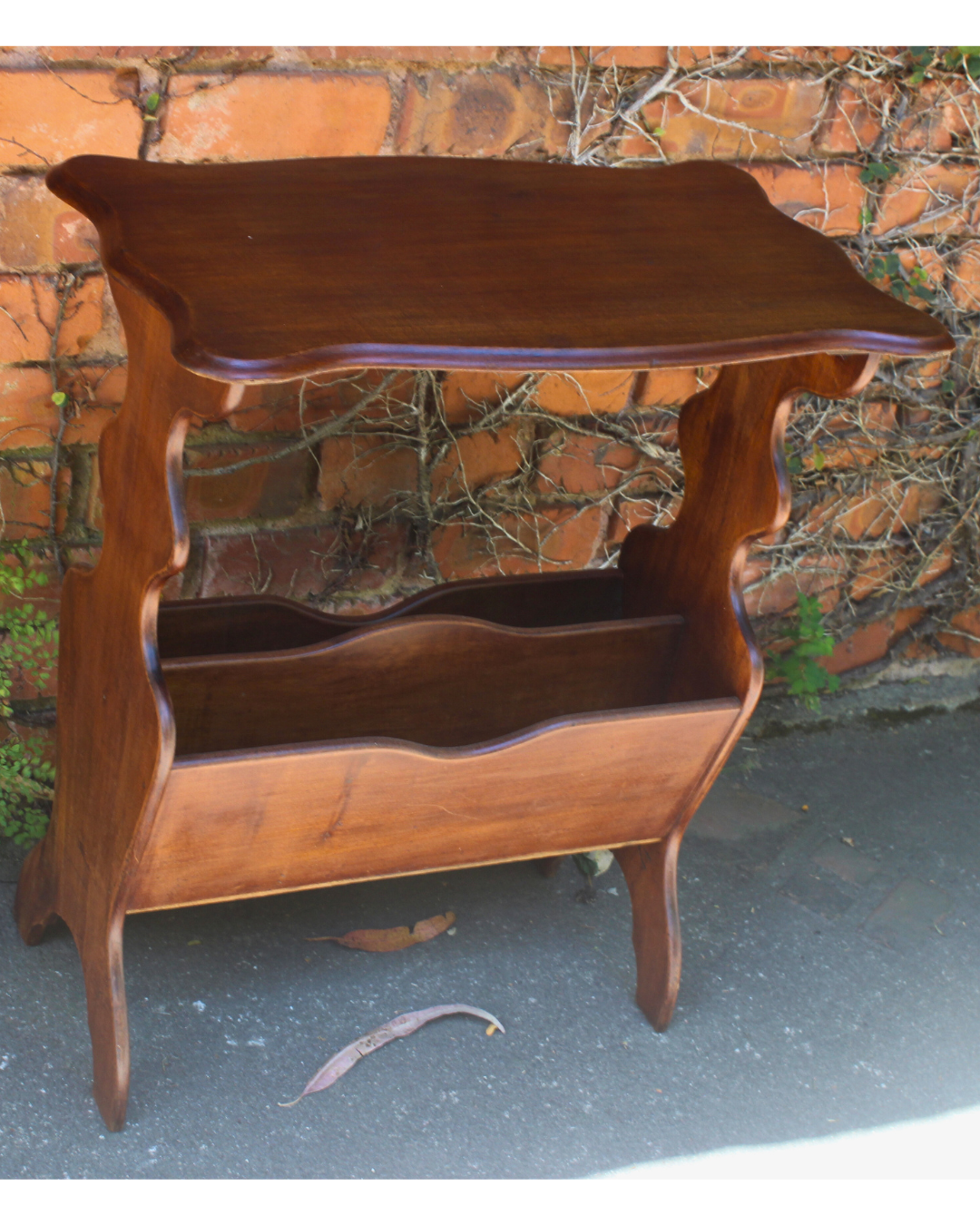 Revisteiro e Mesa Lateral em Madeira Estilo Clássico (Restaurado)
