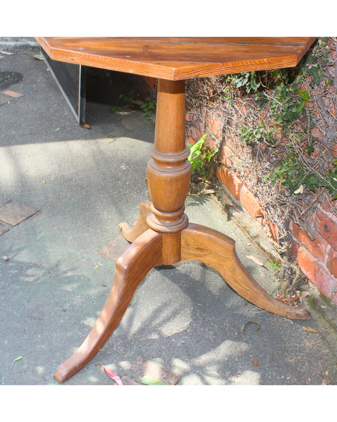Mesa de Canto/Centro Oitavada Vintage em Pinho de Riga