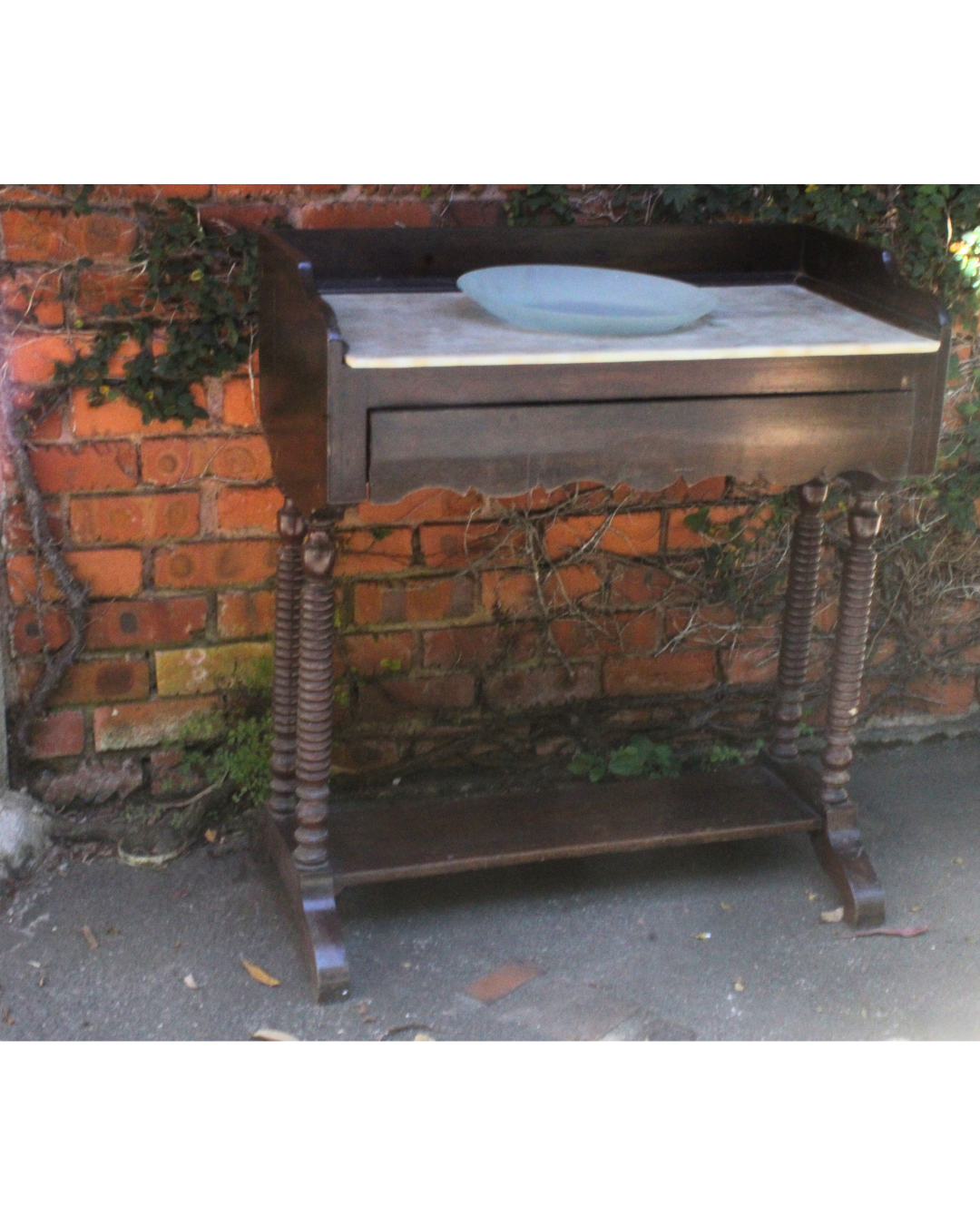 Lavabo Antigo com Cuba e Tampo em Mármore Carrara - Elegância Clássica e Funcionalidade Vintage