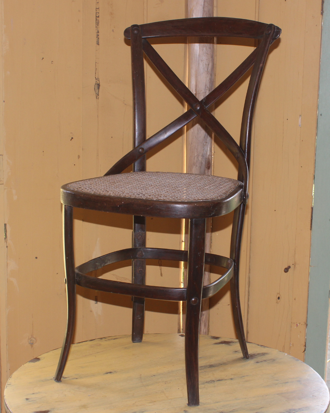 Cadeira Thonet Vintage em Madeira Curvada Escura e Assento em Palhinha