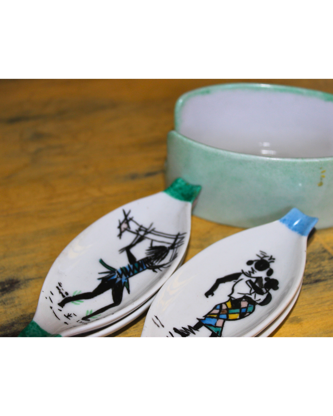 Conjunto Vintage Artesanal em Cerâmica Assinada "LAURA" - Mini Travessas e Suporte com Figuras Estilizadas