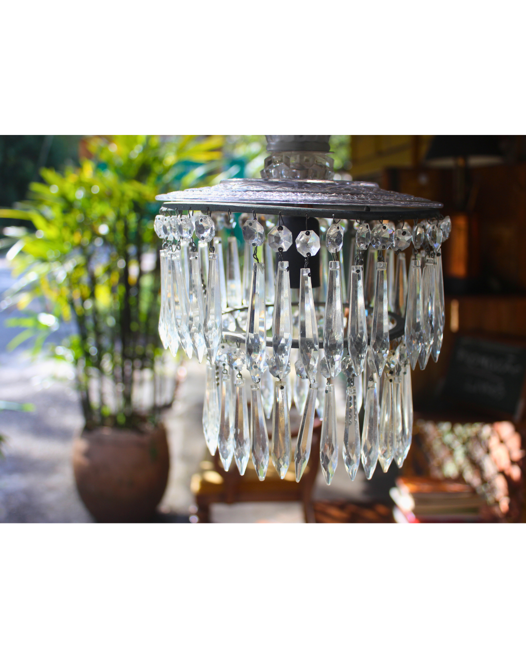 Mini Lustre Vintage de Teto com Cristais - Brilho Discreto e Elegância Clássica.