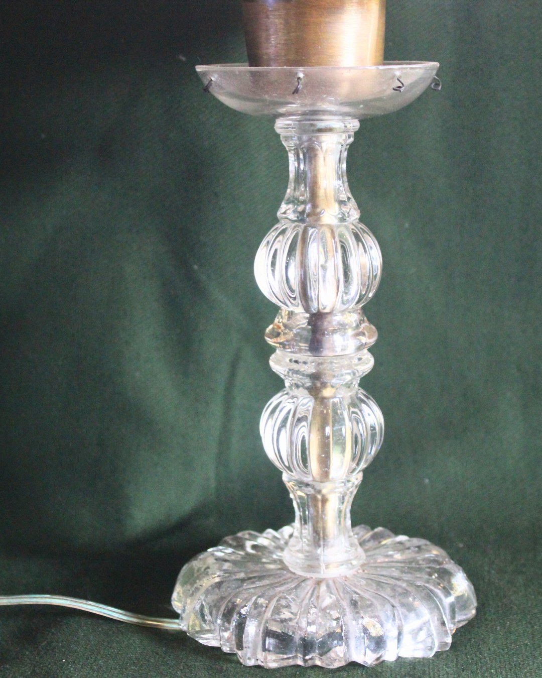 Abajur de Mesa Vintage em Vidro Lapidado (ou Cristal) com Cúpula de Tecido