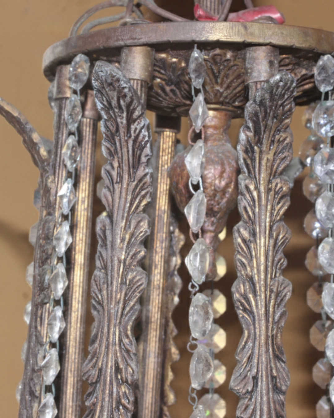 Lustre Vintage de Ferro Ornamentado com Cristais e 8 Lâmpadas - Brilho Clássico para Seu Ambiente