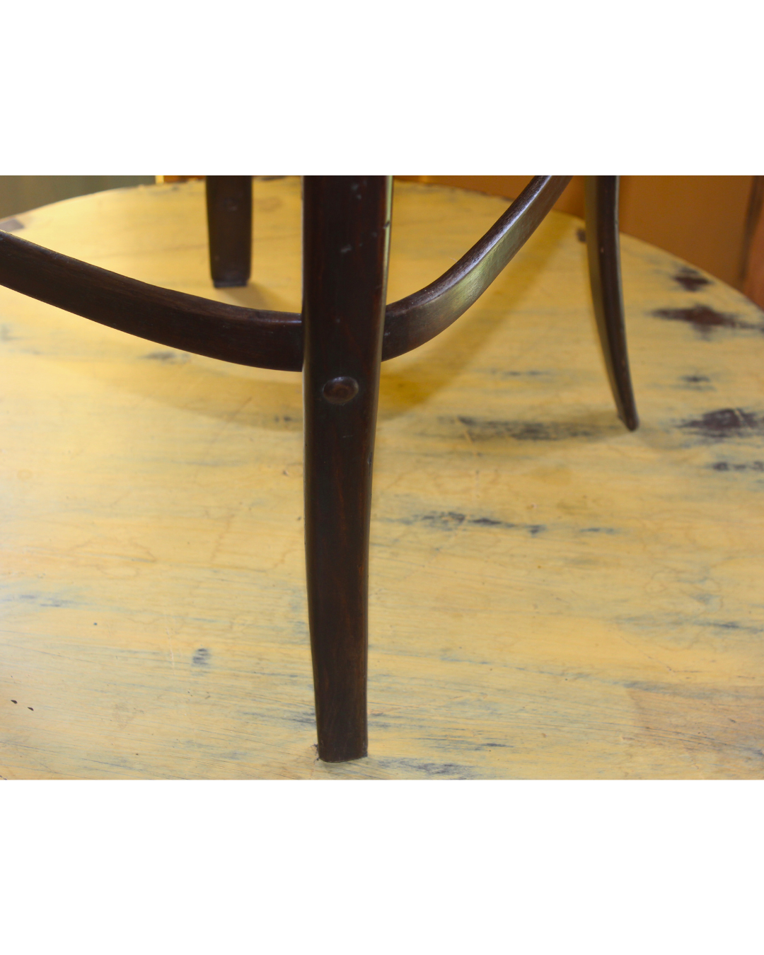 Cadeira Thonet Vintage em Madeira Curvada Escura e Assento em Palhinha