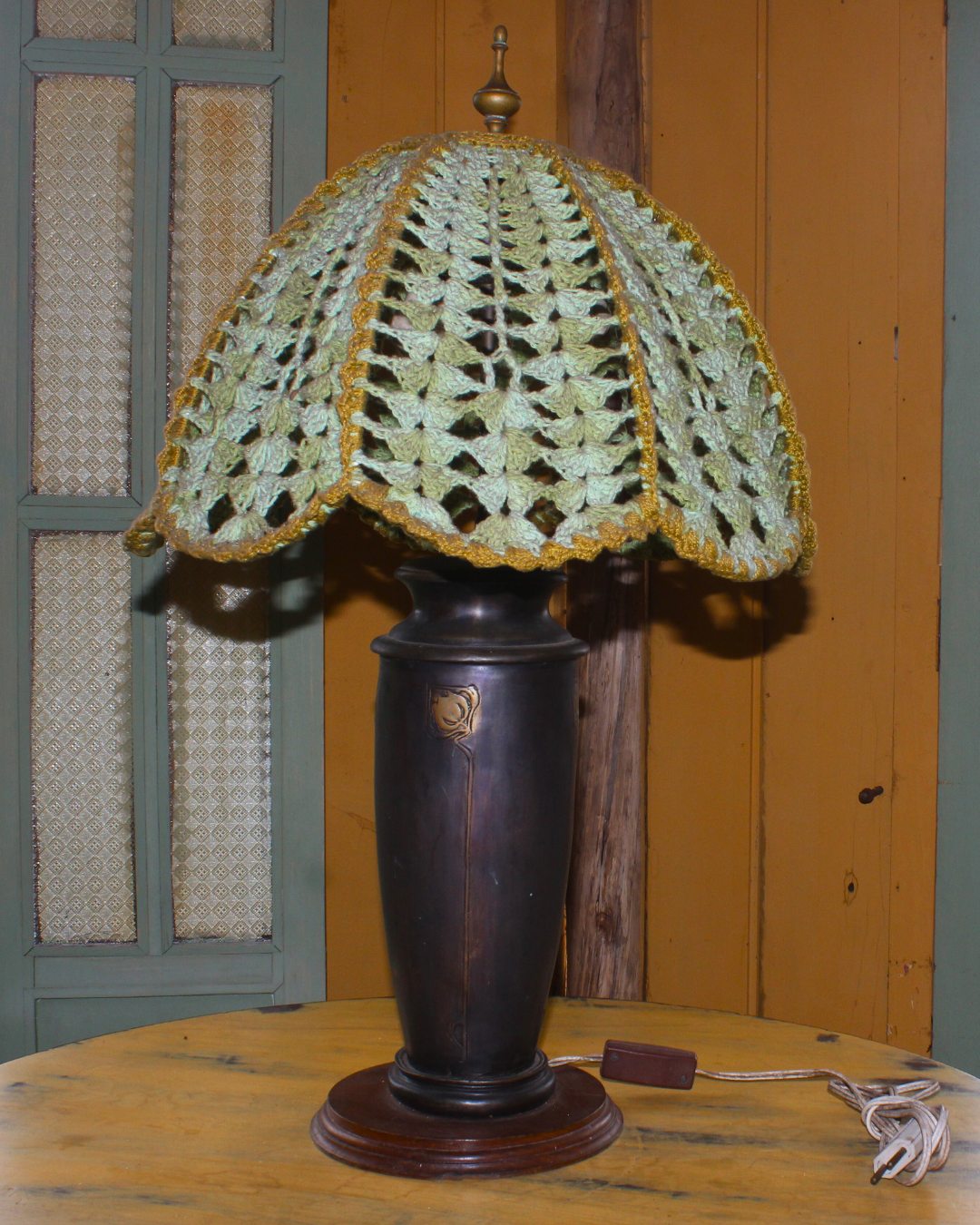 Abajur de Mesa Vintage em Metal Patinado com Base em Madeira e Cúpula Artesanal de Crochê (ou Tricô) - Elegância e Aconchego