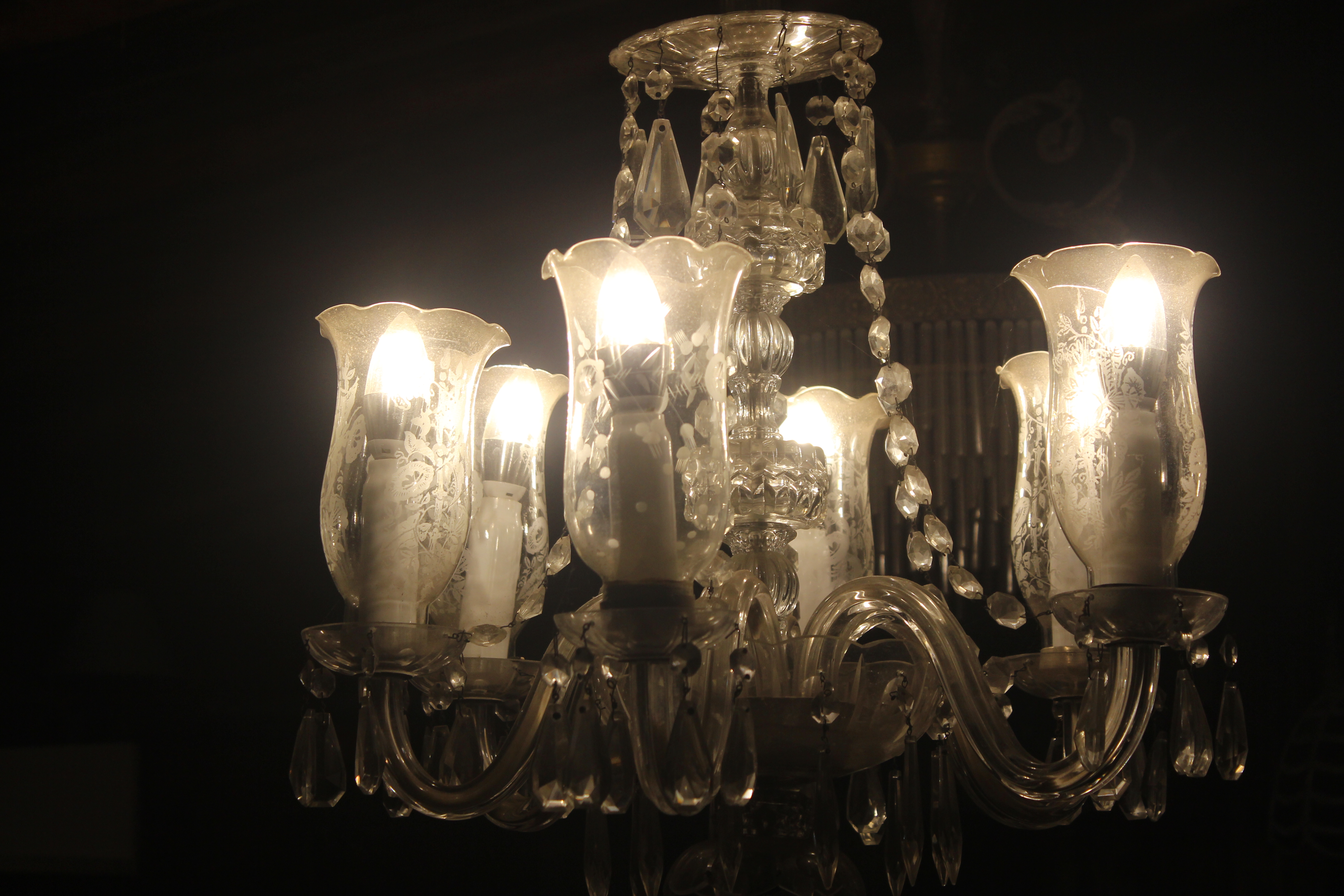 Lustre Pendente Clássico de Cristal com 6 Mangas Trabalhadas