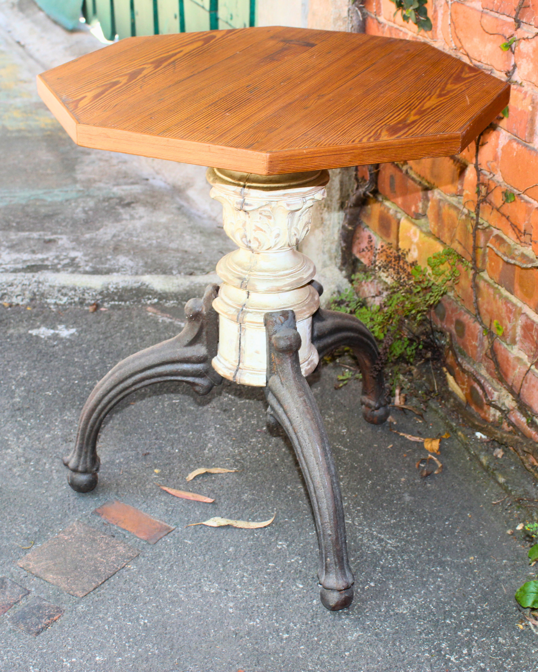 Mesa de Canto Oitavada Vintage em Pinho de Riga e Base de Ferro Fundido