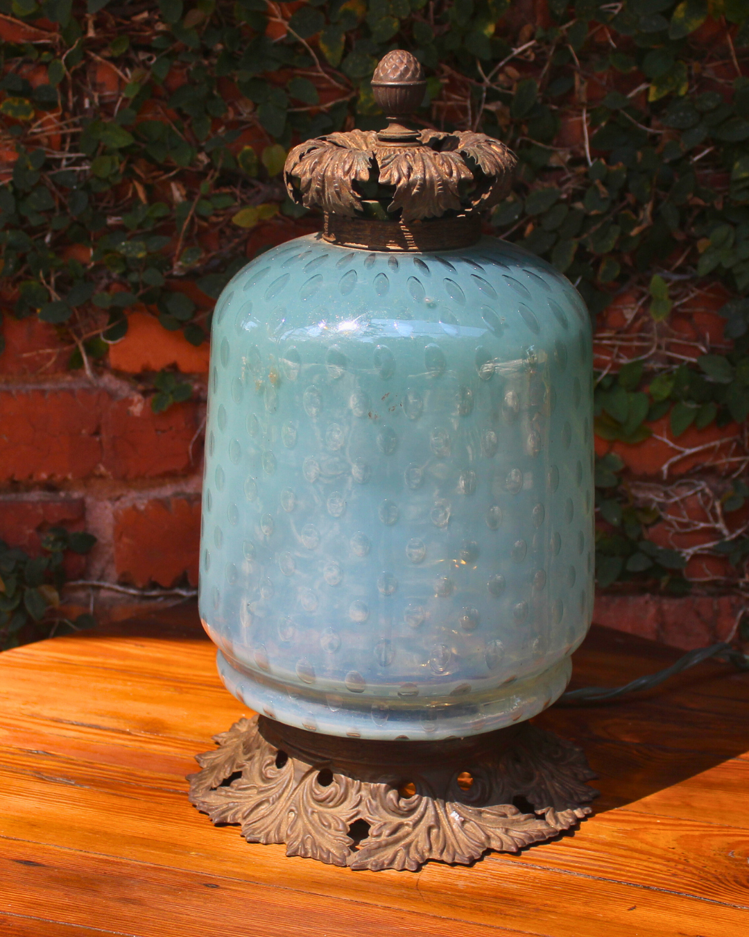 Abajur / Lustre de Mesa ou Teto em Vidro Murano Azul Opalino com Base de Bronze e Dupla Função - Joia Veneziana