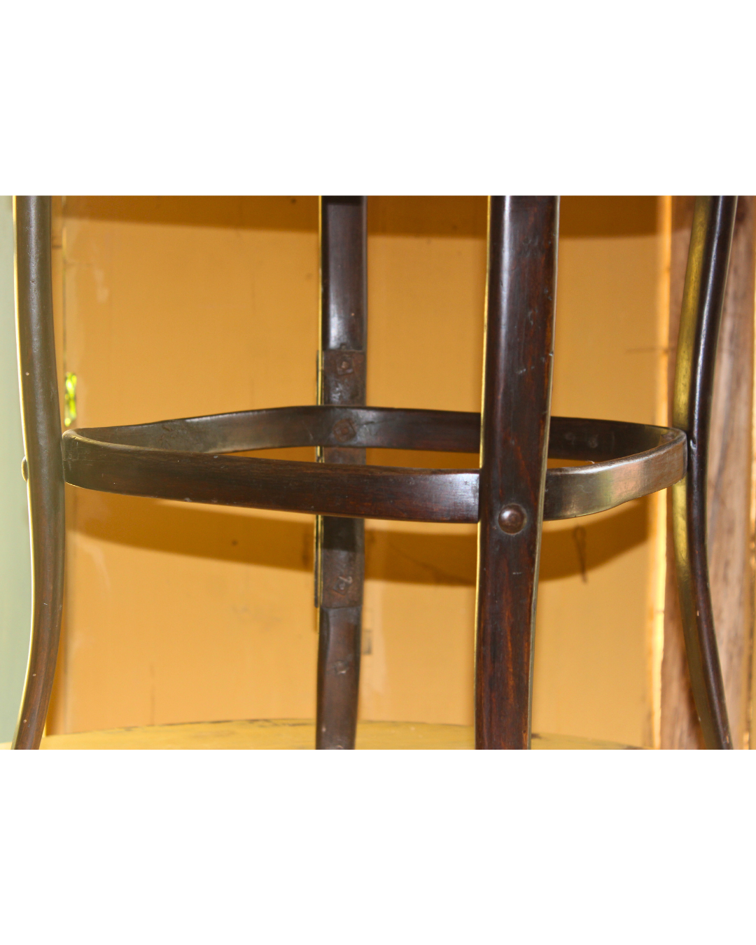 Cadeira Thonet Vintage em Madeira Curvada Escura e Assento em Palhinha