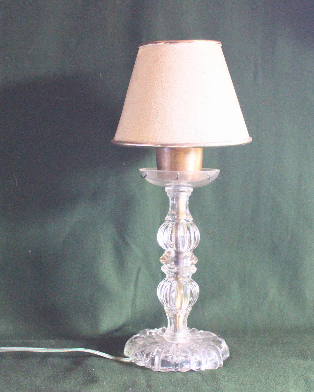 Abajur de Mesa Vintage em Vidro Lapidado (ou Cristal) com Cúpula de Tecido