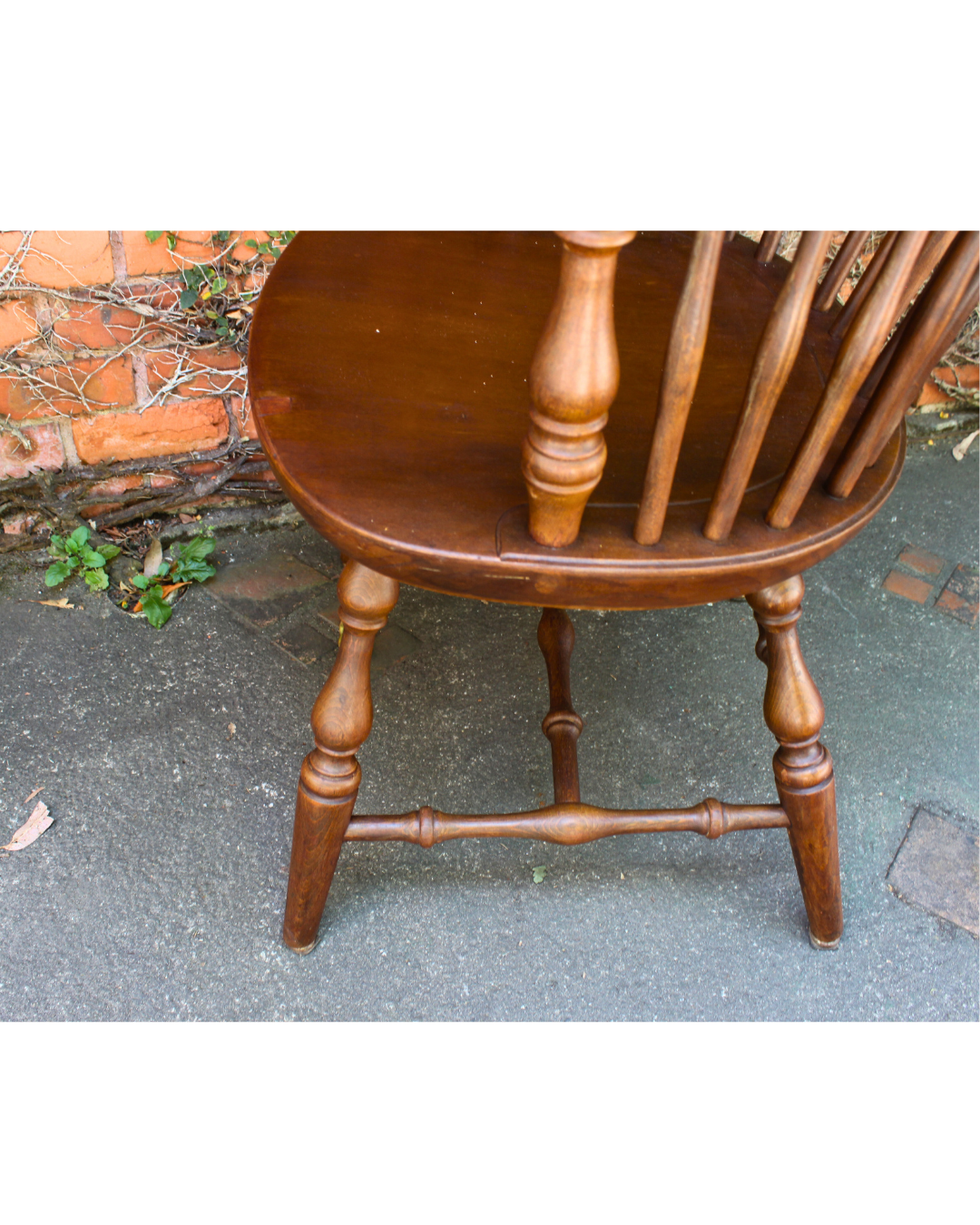 Cadeira Windsor / Captain's Chair Vintage em Madeira Maciça com Braços - Com Proveniência da Embaixada Americana