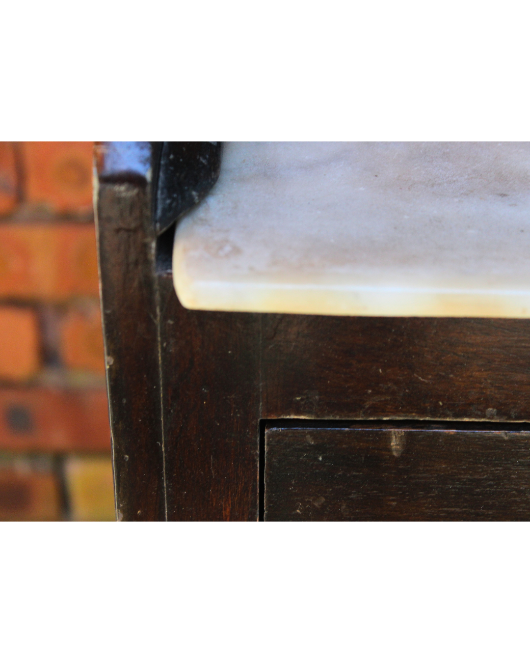 Lavabo Antigo com Cuba e Tampo em Mármore Carrara - Elegância Clássica e Funcionalidade Vintage