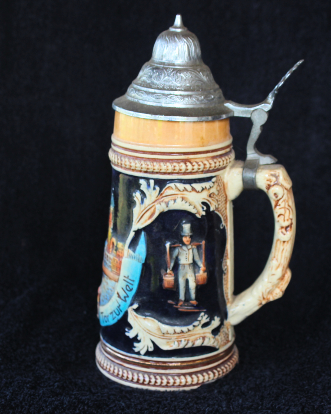 Duas Canecas de Cerveja (Steins) Vintage Alemãs em Cerâmica com Tampa de Metal