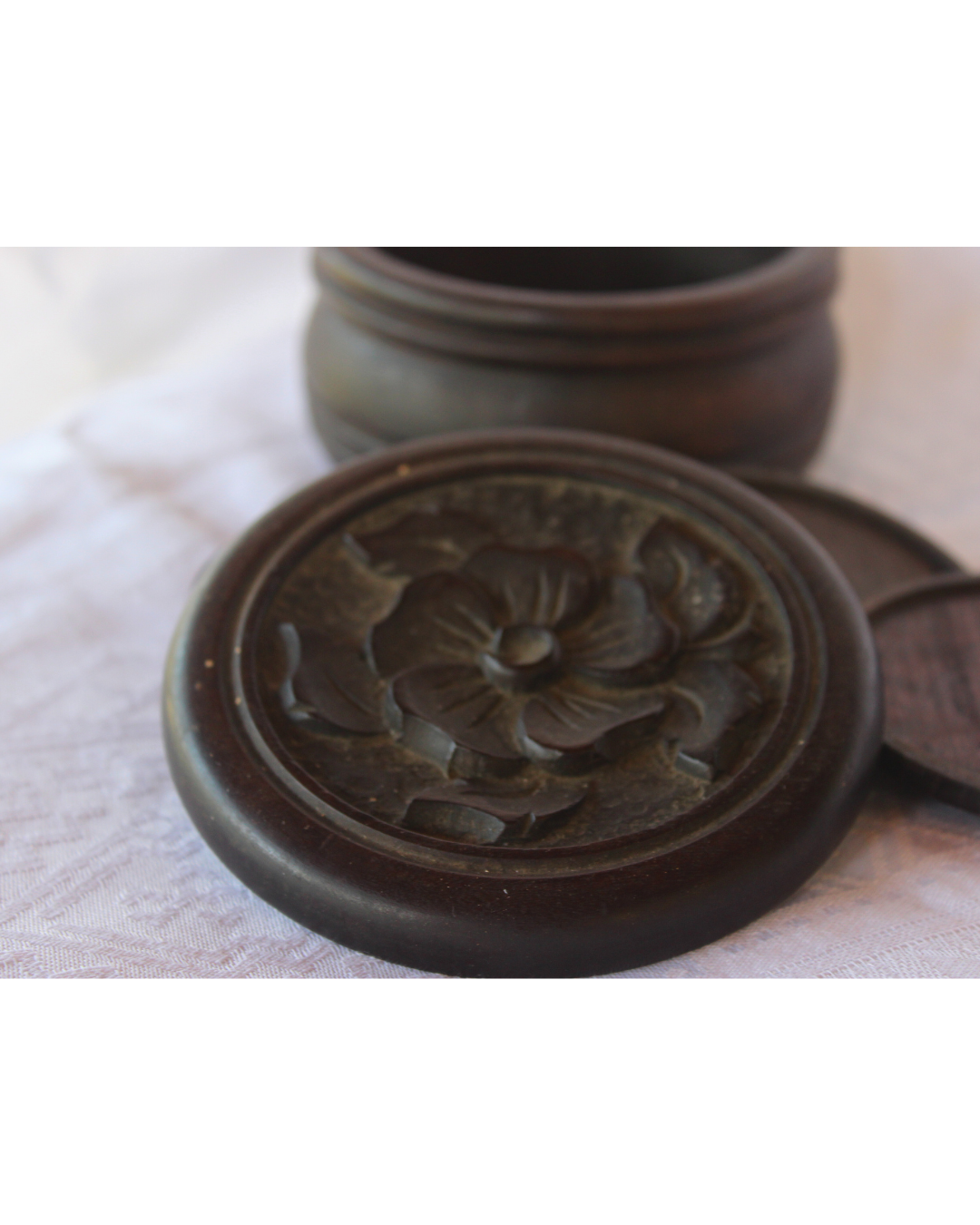 Conjunto Vintage: Caixa Esculpida em Jacarandá com 6 Descansos de Copo (Porta-Copos)