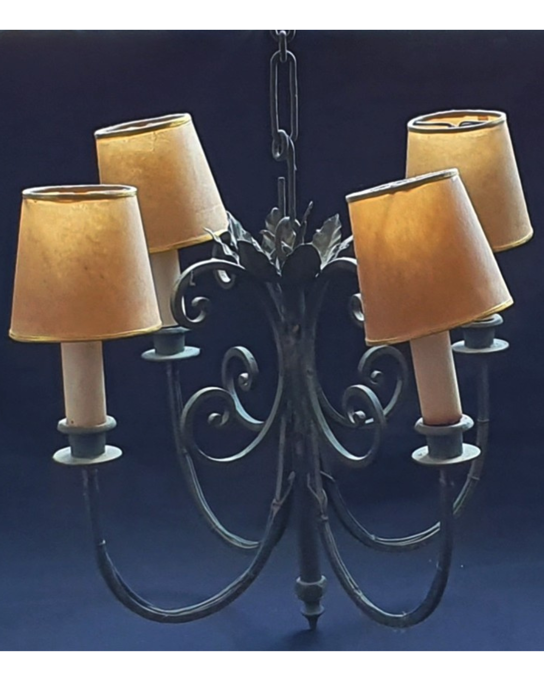 Lustre Vintage em Metal com Pátina Verde e Cúpulas de Pergaminho.