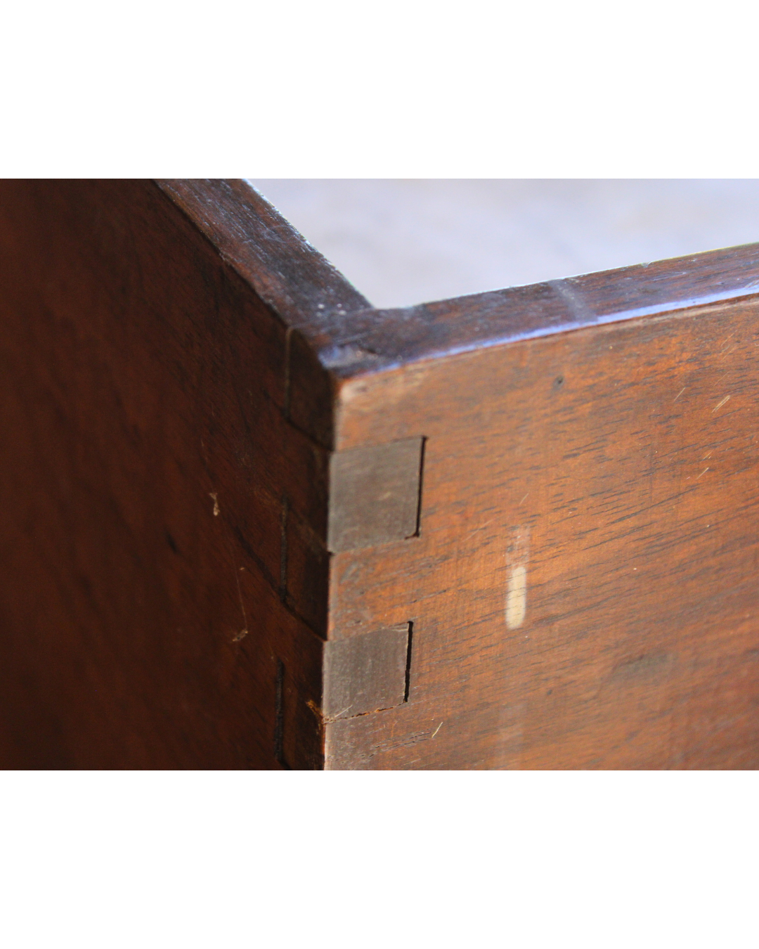 Lavabo Antigo com Cuba e Tampo em Mármore Carrara - Elegância Clássica e Funcionalidade Vintage