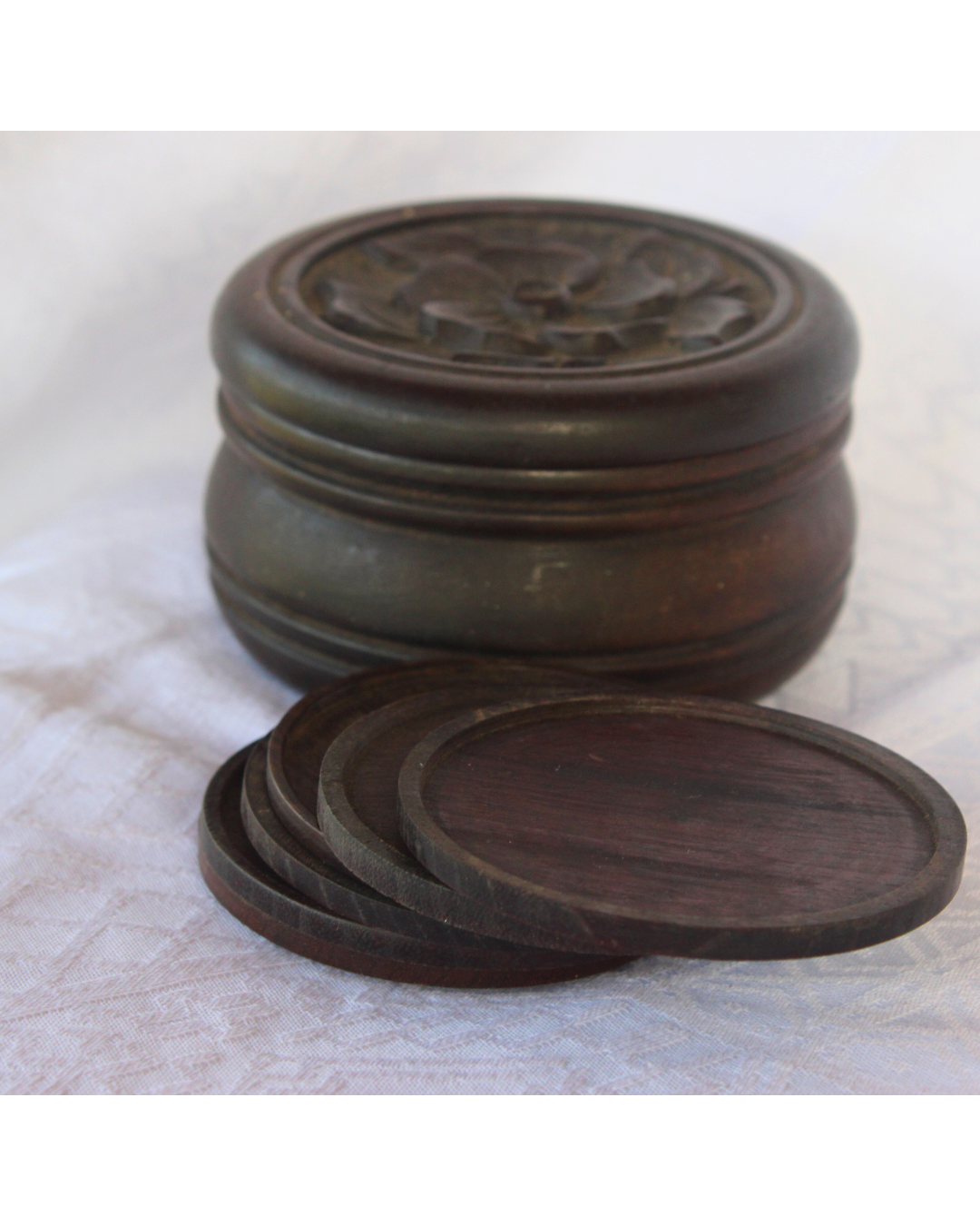 Conjunto Vintage: Caixa Esculpida em Jacarandá com 6 Descansos de Copo (Porta-Copos)