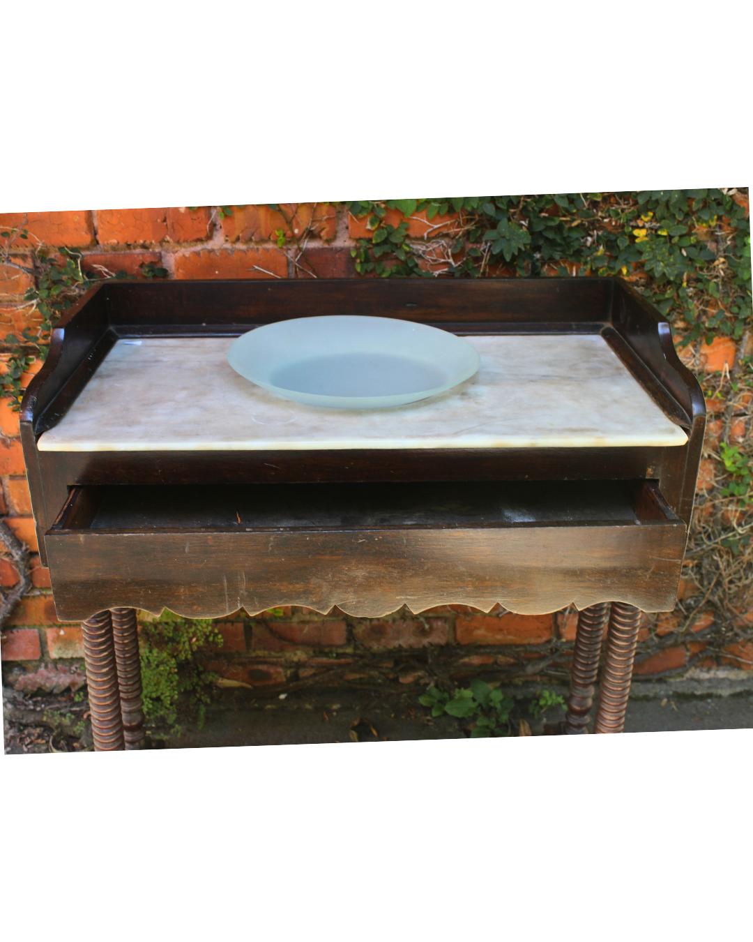 Lavabo Antigo com Cuba e Tampo em Mármore Carrara - Elegância Clássica e Funcionalidade Vintage