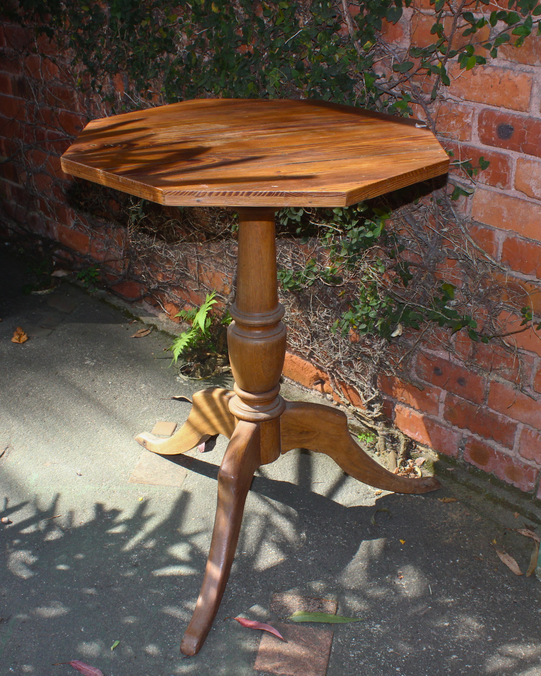Mesa de Canto/Centro Oitavada Vintage em Pinho de Riga
