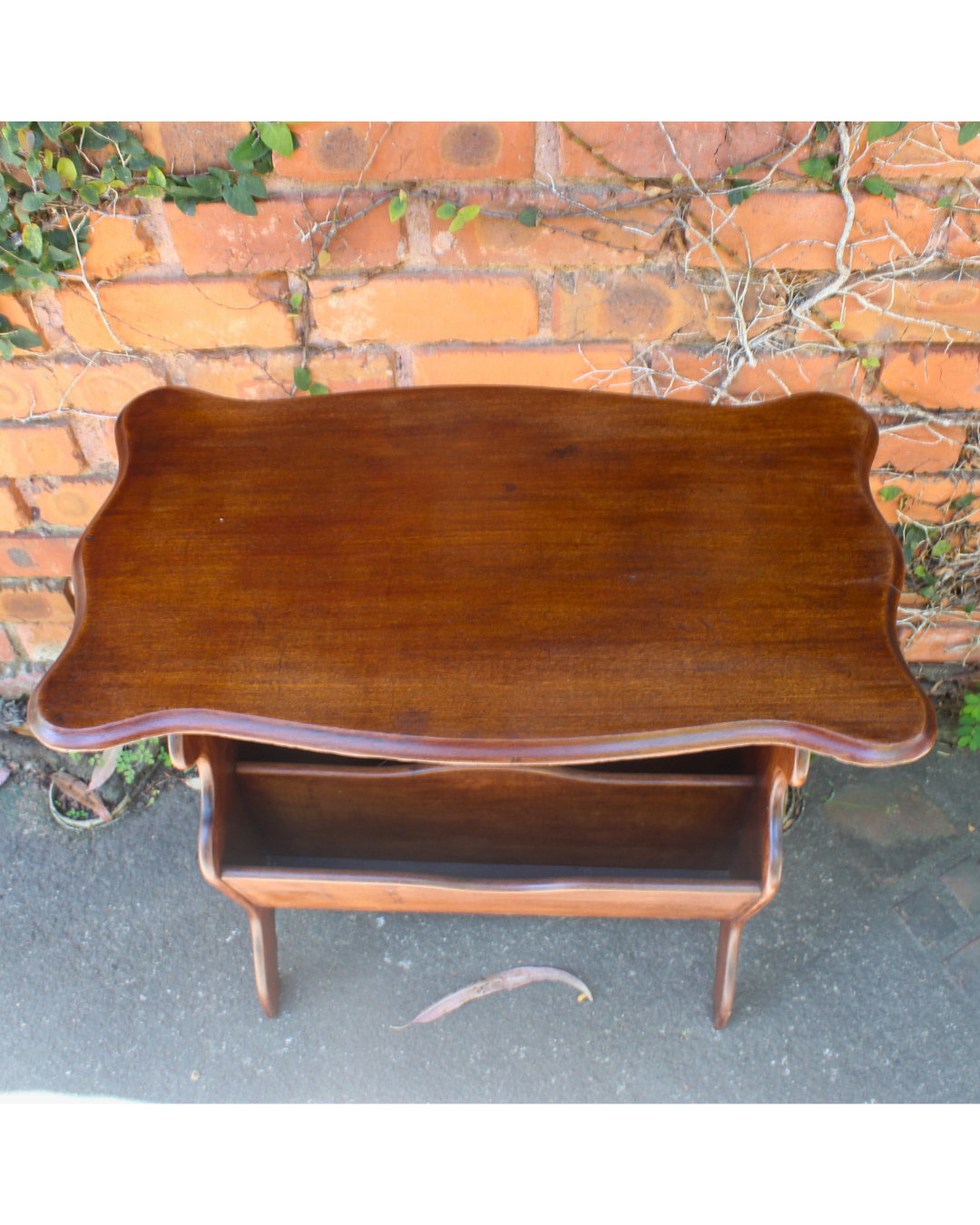 Revisteiro e Mesa Lateral em Madeira Estilo Clássico (Restaurado)