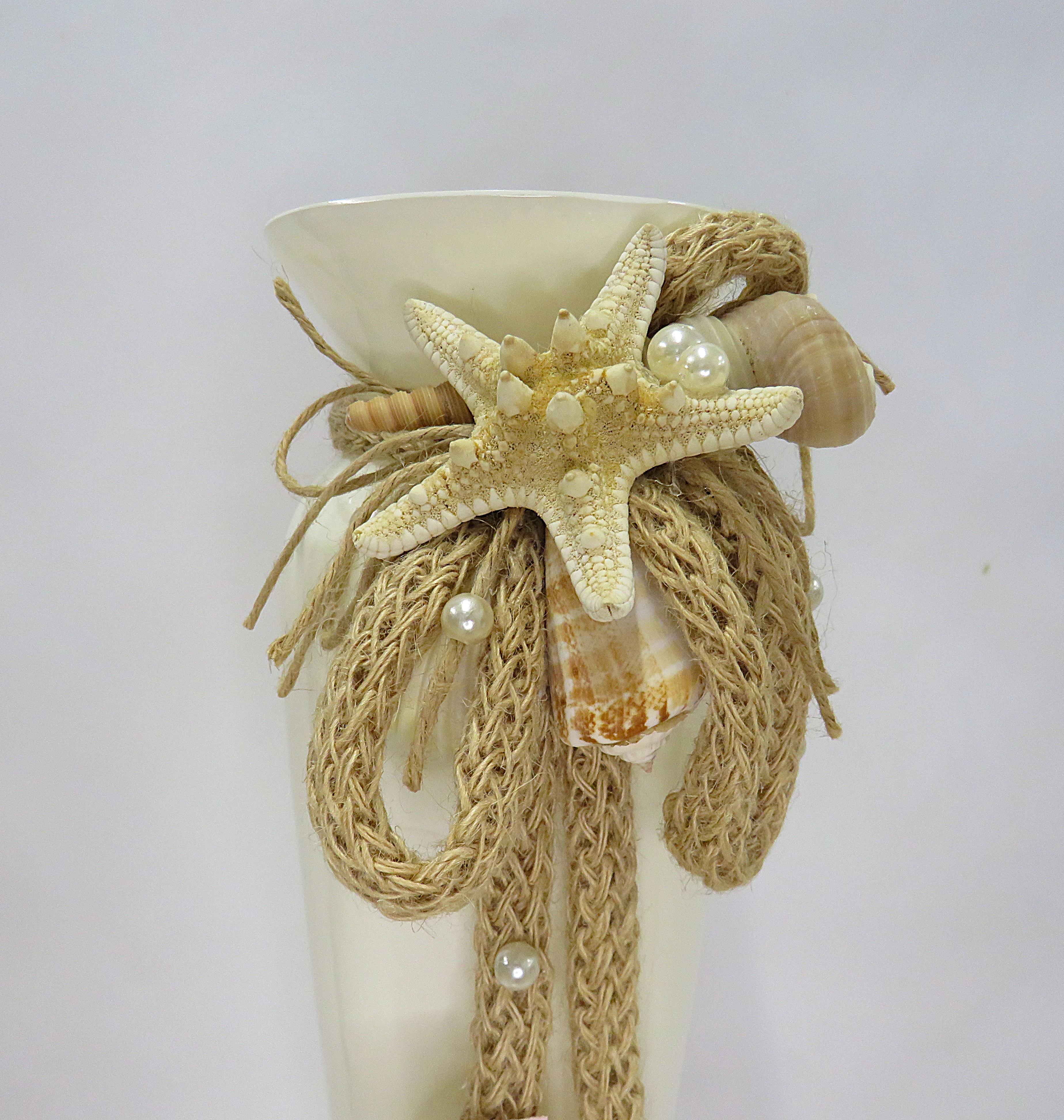 Vaso alto con conchiglie 