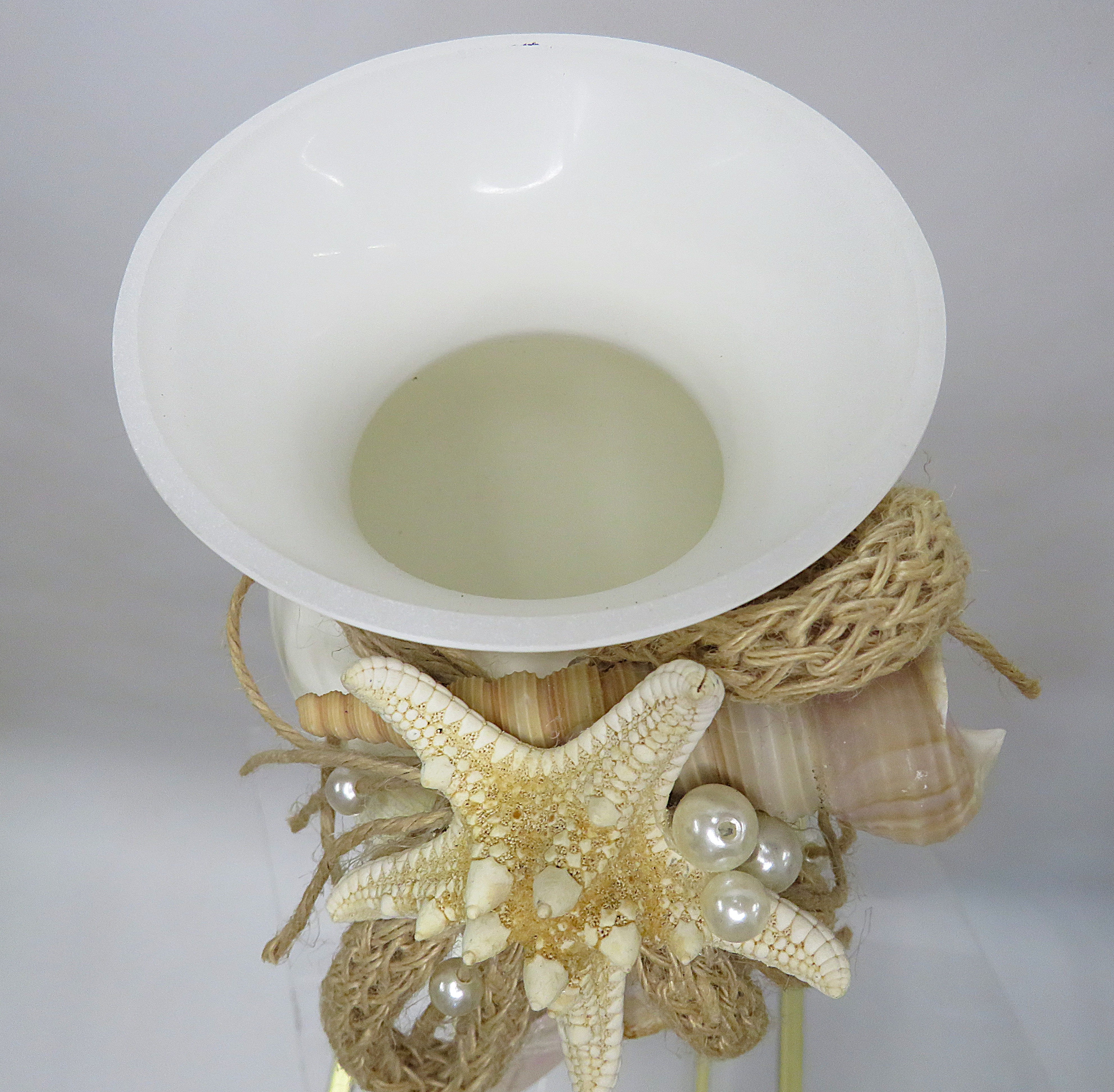 Vaso alto con conchiglie 