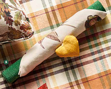 Sottopiatto a costine arrotolato con tovagliolo 