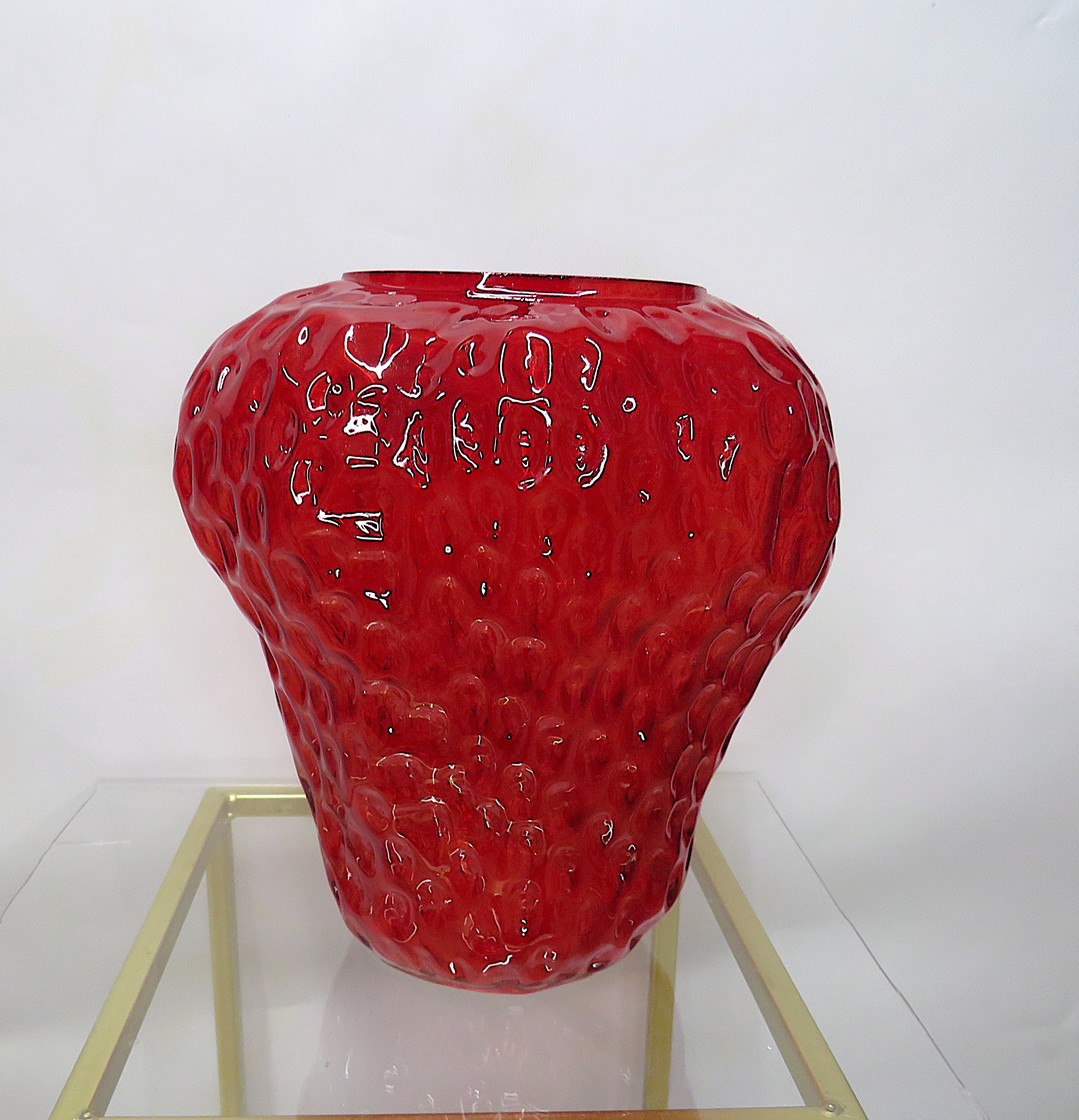 Vaso in vetro a forma di fragola rosso 