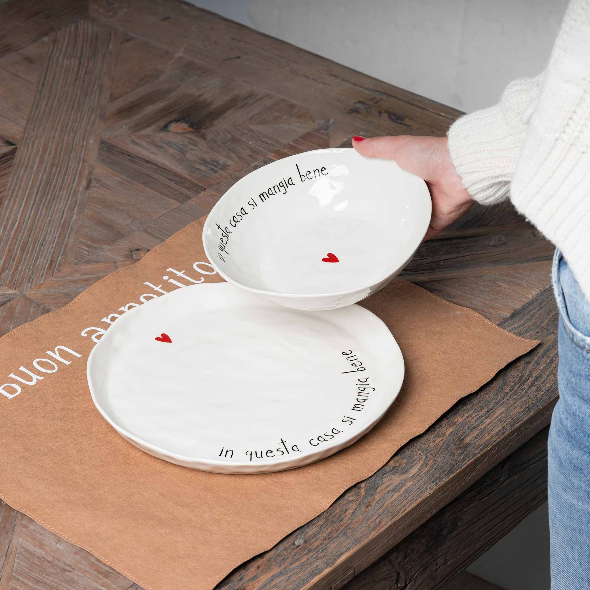 Set 2 piatti piani ceramica "In questa casa si mangia bene"