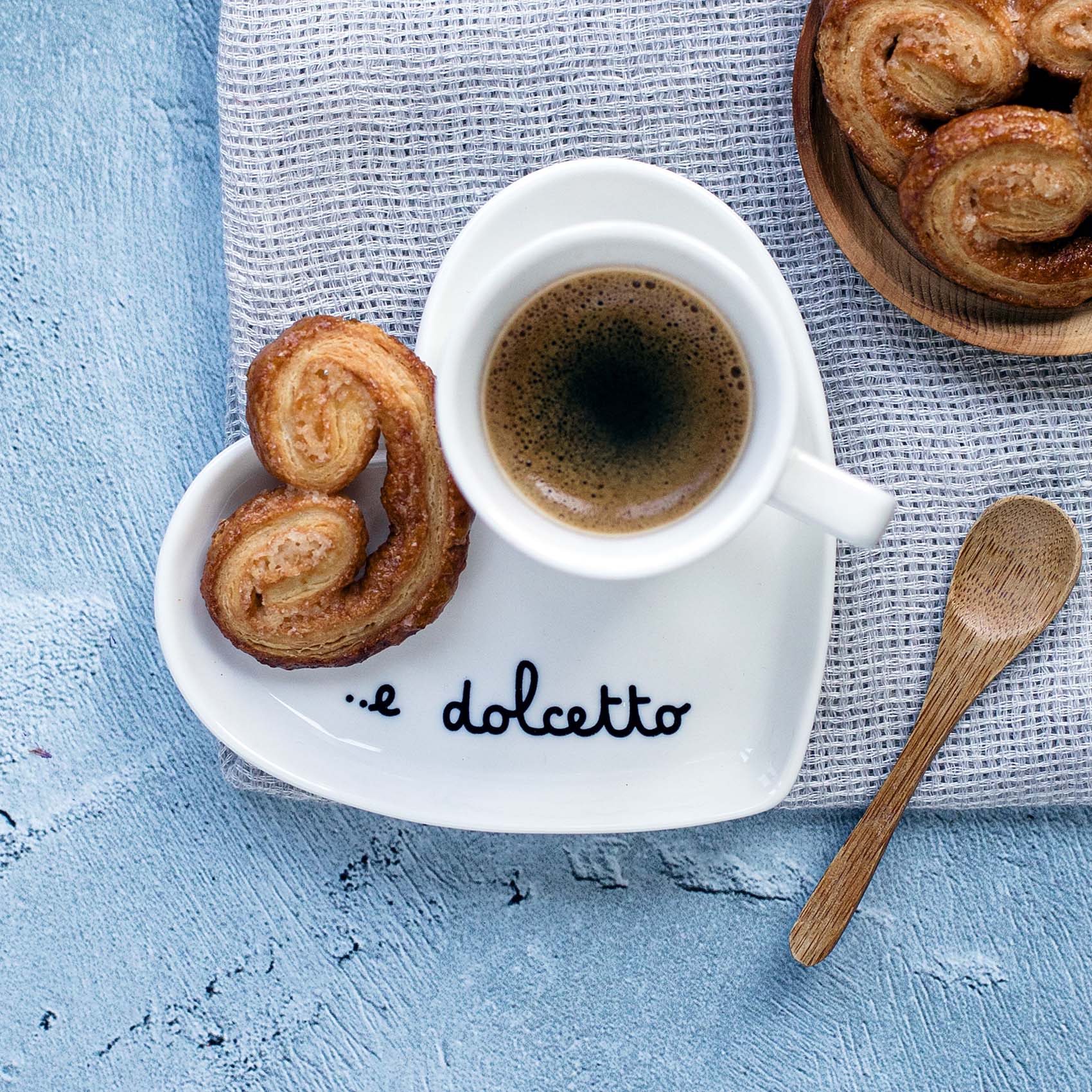 Set 2 piattini per tazzine a cuore in ceramica "..e dolcetto"