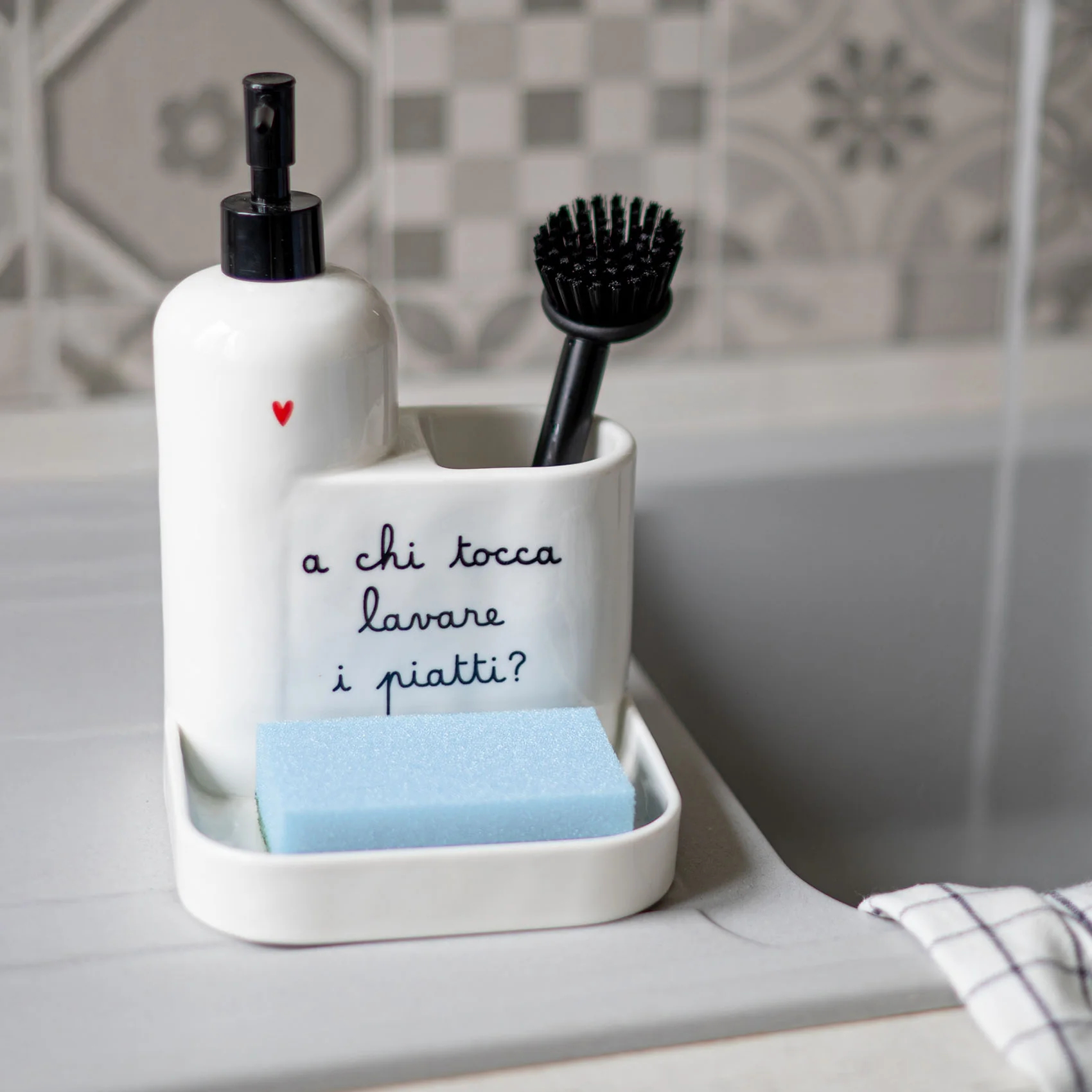 Dosasapone plus bianco in ceramica "A chi tocca lavare i piatti"